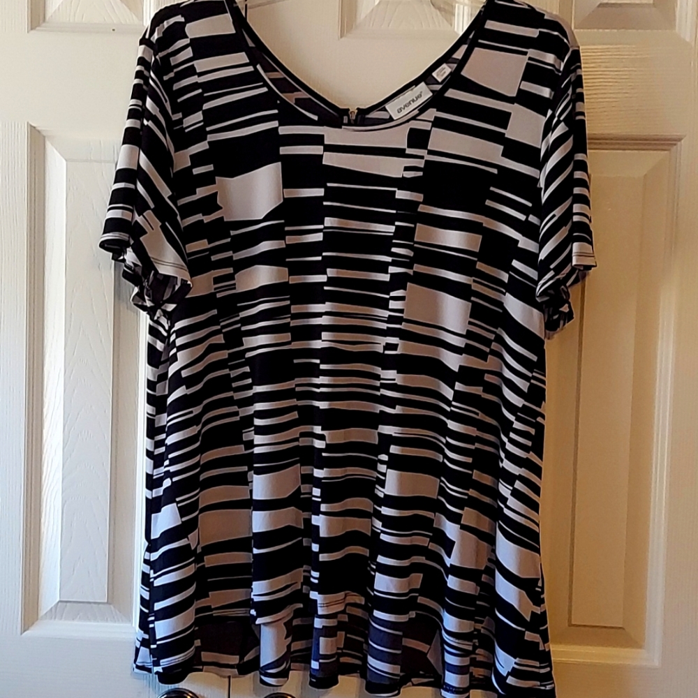 Avenue short sleeve blouse. Black/White. 22/24